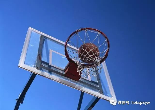 篮球上篮步法_篮球教学新手入门三步上篮_三步上篮球技巧教学