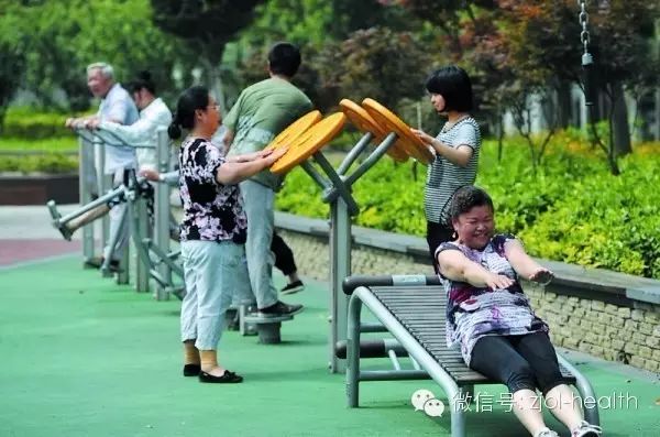 大妈健身器材表情包_大妈健身器材坏了_大妈健身房怒吼